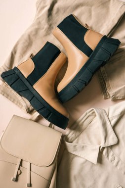 Havalı bej kadın kıyafeti, üst manzara..