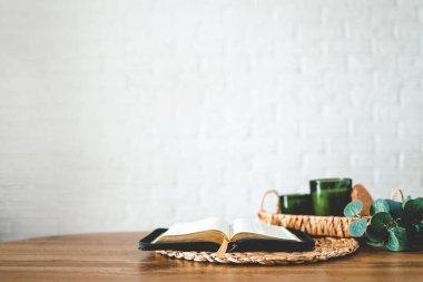 Ev içinde İncil 'i aç, metin için boşluk.