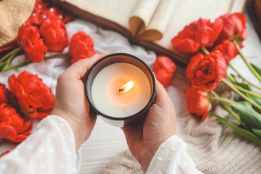 Ellerinde yanan mum, estetik.