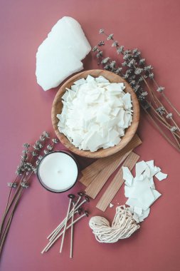 Mum yapımı seti ve lavanta renkli arkaplan görünümlü, düz yatar.