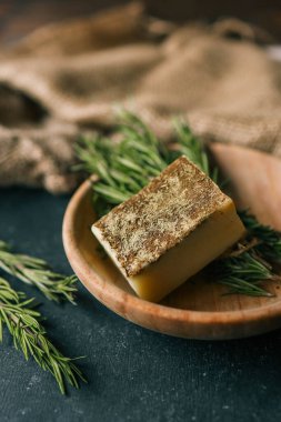 Koyu bir arka planda, ahşap bir tabakta biberiyeli som şampuan..