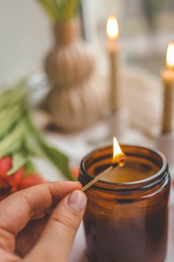 Kız mum yakar, bahar estetiği.