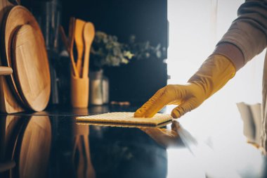 Portre sarı koruyucu lastik eldiven mutfak dolapları sünger ile temizlik kadının ellerinde.