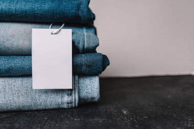 Metin ve kot pantolon yığını için boşluk içeren etiket.