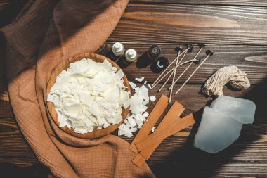 Mum yapma seti, soya mumu, fitil ve yağ dolu ahşap kase..