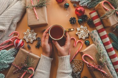 Yeni yıl atmosferinde elinde çayla bir kız..