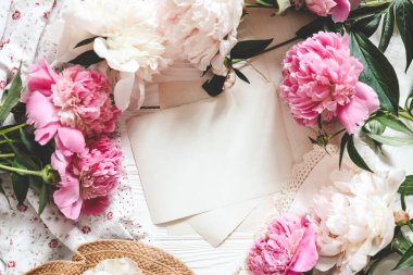 Metinleriniz ve şakayıklarınız için yer içeren harf şablonu, üst görünüm.