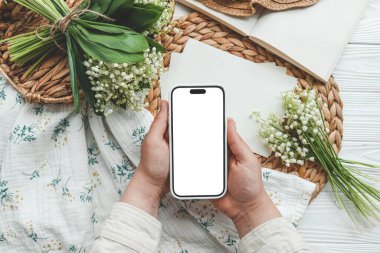 İzole edilmiş ekranlı telefon, tebrikler, bahar dekoru..