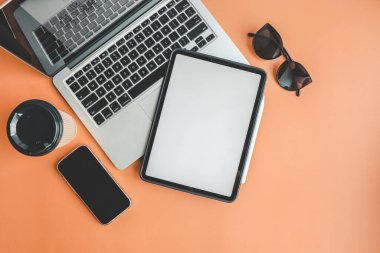 Metnin ve iş konseptin için ayrılmış ekranlı tablet.