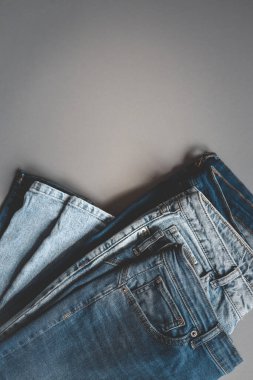 Mavi Kot 'un Beyaz Arkaplan Üzerindeki Çeşitli Tonları Kot Kotları.