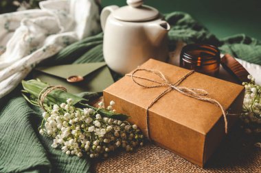 Yay, vadinin zambakları, çay ve mum, estetik.