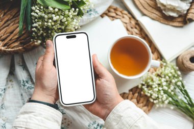 İzole edilmiş ekranlı telefon, günaydın konsepti.