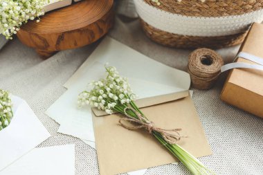 Kutlama konsepti, vadideki zambak, hediye kutusu ve el işi mektubu..