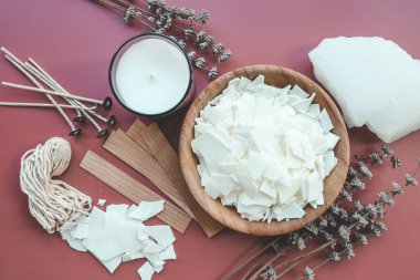 Mum yapımı seti ve lavanta renkli arkaplan görünümlü, düz yatar.