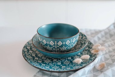 Masanın üzerinde beyaz bir arkaplan olan şık yemekler..