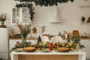 Mutfağın içinde Noel atmosferinde bir masa var..