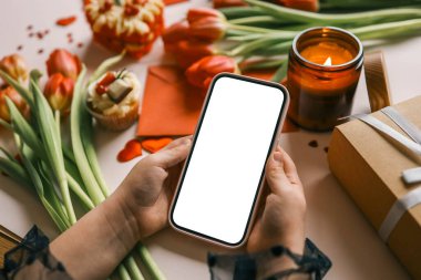 Bahar dekorunun arka planında izole ekran olan telefon.