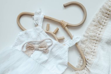 Beyaz arka planda yeni doğmuş bir bebek için beyaz şeyler..