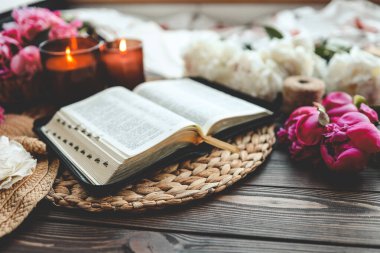 Evde sabahları İncil 'i aç..