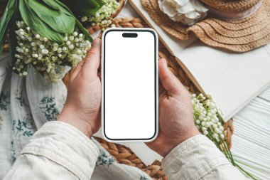 İzole edilmiş ekranlı telefon, tebrikler, bahar dekoru..