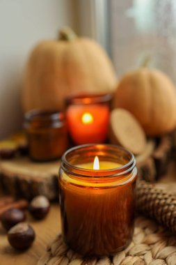 Yanan mum ve sonbahar dekoru, ev dekorasyonu estetiği.