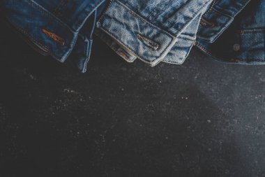 Mavi Kot 'un Beyaz Arkaplan Üzerindeki Çeşitli Tonları Kot Kotları.