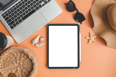 İzole ekran, yaz arkaplanı, tatil ve seyahat kavramına sahip tablet.