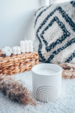 Evin içinde boho tarzında mum..