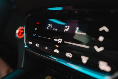 Araçtaki bilgisayar paneli yakın plan.