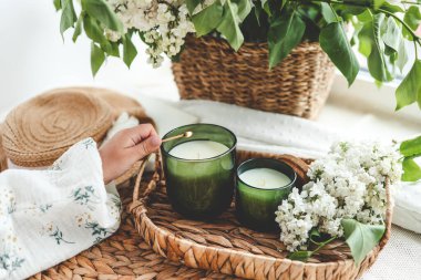 El yakma mumlarıyla, estetikle eşleştir.