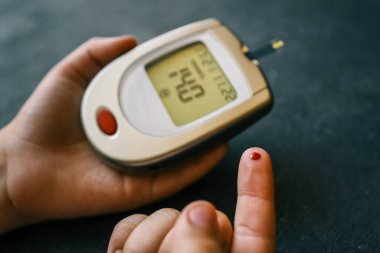 Yüksek kan şekeri ile Şeker Ölçüm test kadın eller Close-Up.