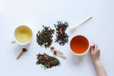 Beyaz arka planda bir fincan çay, çay zamanı..