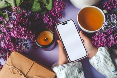 Bir fincan bitki çayı ve bir buket leylak..