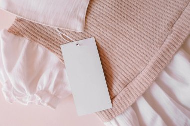 Üst görünüm düz bej çocuklar bej arka planda giyinir.