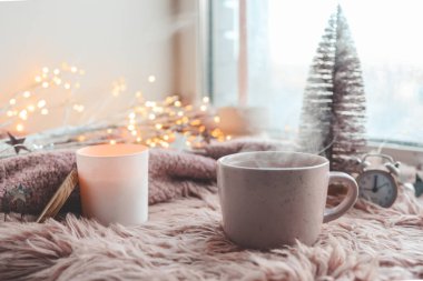 Kışın sabah atmosferinde buharlı bir fincan çay..