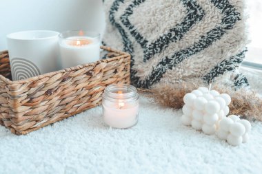 Sıcak bir evin içinde yanan mum..