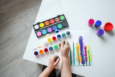 Çocuk çizimleri, boyalı resimler, resimli eller..