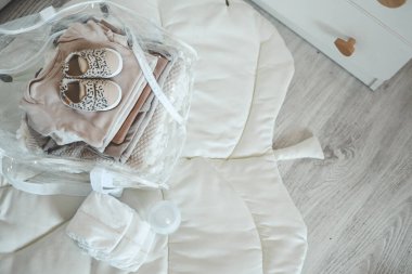 Doğum hastanesine çantalarla gitmek, annelik kavramı ve bebek beklentisi..