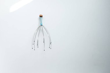 Beyaz arka planda kafa masajı aleti. Rahatla, sağlık hizmeti konsepti. Üst görünüm, düz görünüm, kopyalama alanı.