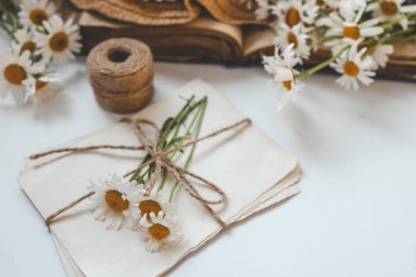 Eski tarz mektuplar, papatyalar ve bir şapka, yaz yatağı..