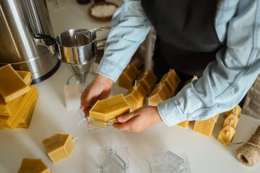 Mum yapmanın yaratıcılığı. Balmumundan mum yapan kadın, prodüksiyon..