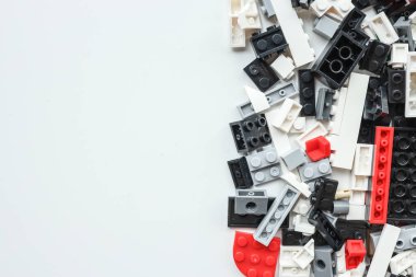 Plastik yapı taşları beyaz arka plan üzerinde izole--dan duvar. Kopya alanı ile Üstten Görünüm