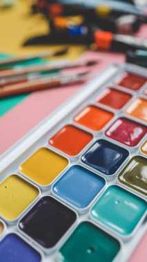 Okula dönelim. Panoramik eğitim afişi. Üst manzara, düz yatış. Masada renkli malzemeler, renkli kağıtlar. Çocukların yaratıcılık kavramı. Anaokulu eğitimi, gelişme. Okul için aksesuarlar..