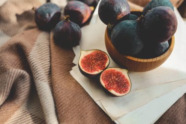 Eski ahşap arka planda bir kasede birkaç incir..