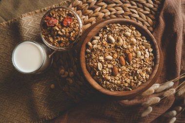 ahşap kase ev yapımı granola.