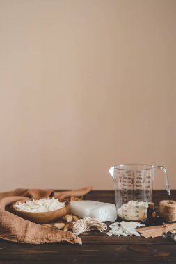Beyaz arkaplanda mum üretmek için ayarlandı. Eko soya cilası ve mum yapımı aletler. Kandil mumları. Hobi konsepti.