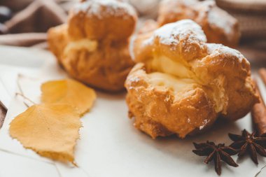 Taze pişmiş choux hamur işleri kapanıyor..