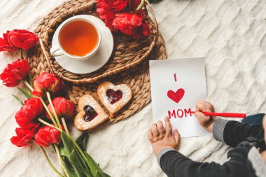 Çocuk anneler günü için bir kart çekiyor, festival konseri..