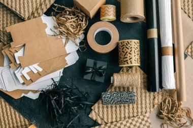 Paketleme hediyeleri ve mallar için el yapımı, üst görünüm.