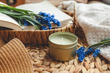 Ev atmosferinin içinde mum ve çiçekler.